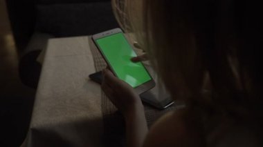 Yeşil ekran cep telefonu arka plan portakal suyu dokunmadan eller