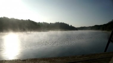 Sabah sis su Nehri üzerinde. Sabah sisli nehir. Sis su arka plan
