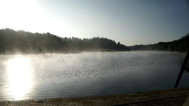 Ochtendnevel over water rivier. Ochtend mistig rivier. Mist water achtergrond — Stockvideo