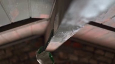 El fırça renkleri ahşap tavan ile. Koyu ahşap tahta boyama el