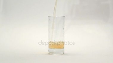 Elma suyu koy. Limonata cam içine dökülür. Komposto ile cam