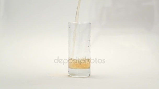 将苹果汁倒入玻璃杯中。柠檬水倒入玻璃杯中。玻璃果盘 — 图库视频影像