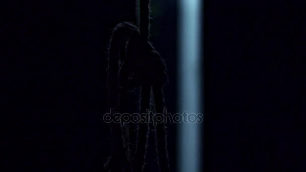 在一个黑暗的背景上绳环 — 图库视频影像