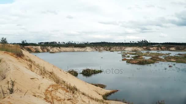 Πανοραμική θέα άμμου λατομείου. Λίμνη μεταξύ αμμώδεις ακτές λατομείο — Αρχείο Βίντεο