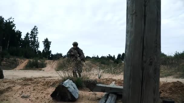 Bliska Militaria Żołnierz na piasku. Żołnierzy walczących. Sprzęt wojskowy — Wideo stockowe