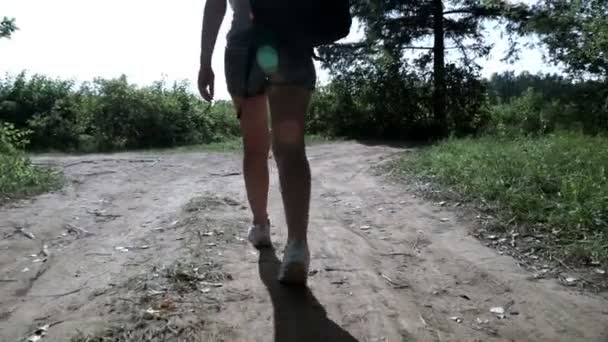 Mladé ženy s batohem na silnici. Žena nohy chůzi — Stock video