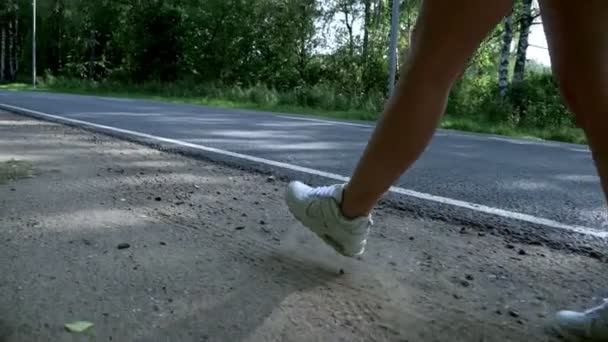Mulher pés andando vista lateral. Mulher pernas isoladas de perto — Vídeo de Stock
