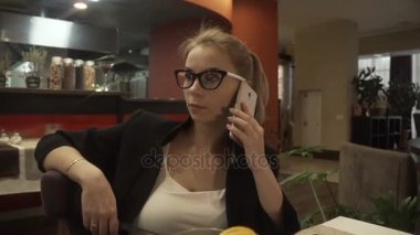 Güzel yüzlü kadın smartphone tarafından kapalı arka plan üzerinde söz kapatın