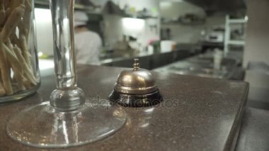 Restoran Hizmetleri teslim edilmek üzere masaya arayınız. Otel bell çağrı almak üzere