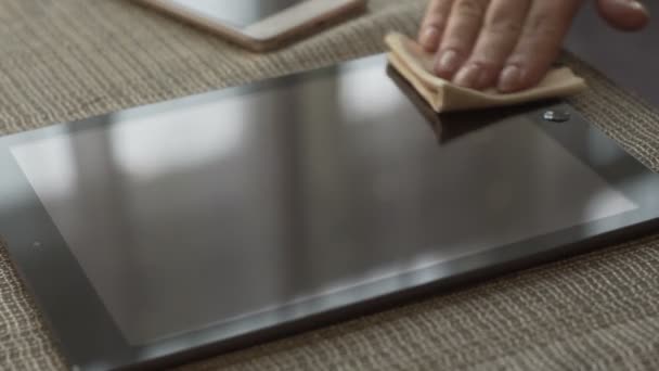 Mujer manos limpiando la pantalla de la superficie tableta ordenador con tela de cerca — Vídeos de Stock