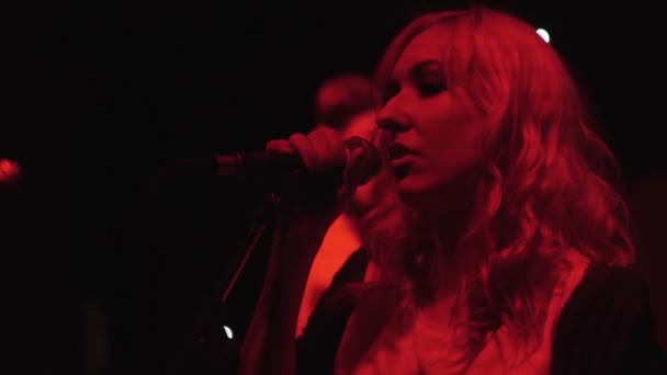 Retrato hermosa mujer cantante cantando canciones músicos tocando música en concierto — Vídeos de Stock