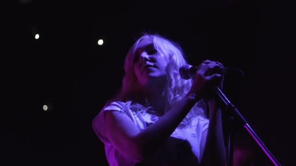 Hermosa cantante bailando y músicos tocando música rock en concierto — Vídeo de stock