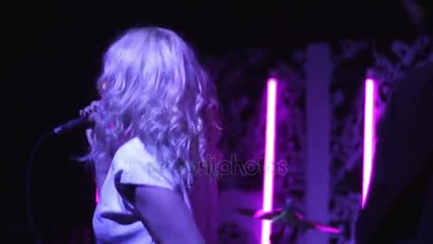 Şarkı söylerken ve rock müzik konserinde sahnede dans genç kadın şarkıcı — Stok video