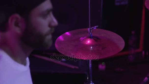 Baterista tocando música en el kit de batería en el escenario de concierto en la actuación — Vídeos de Stock