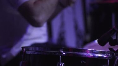 Müzik davul kiti karanlık konser sahne performansı, davulcu adam