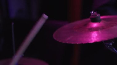 Davulcu baget ile müzik davul kiti konser sahne performansı üzerinde çalış