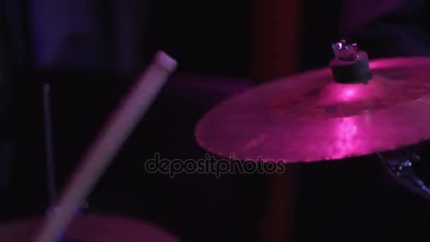 Baterista con batería toca música en el kit de batería en el escenario de concierto en la actuación — Vídeos de Stock