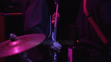 Rock müzisyeni elektrik gitarda solo çalıyor. Rock Gitar solo müzik konser