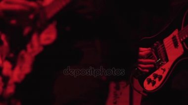 Erkek eller rock müzisyeni müzik konser Sahne Alanı'nda elektrik gitarda solo çalış