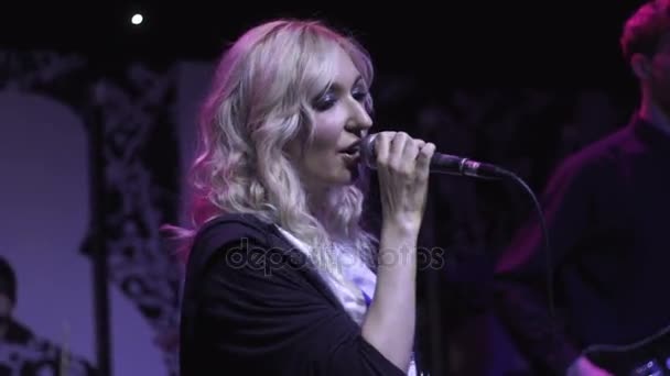 Jovem cantora cantando música e dançando no palco no concerto de música rock — Vídeo de Stock