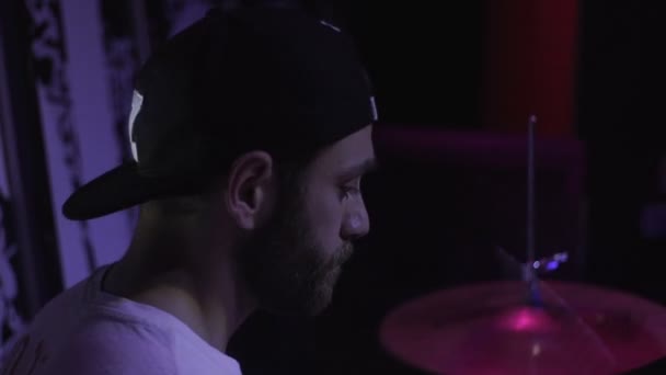 Baterista tocando música en el kit de batería en el escenario de concierto oscuro en la actuación — Vídeos de Stock