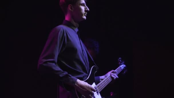 Músico de rock toca sozinho na guitarra elétrica e mulher cantora dançando no palco — Vídeo de Stock