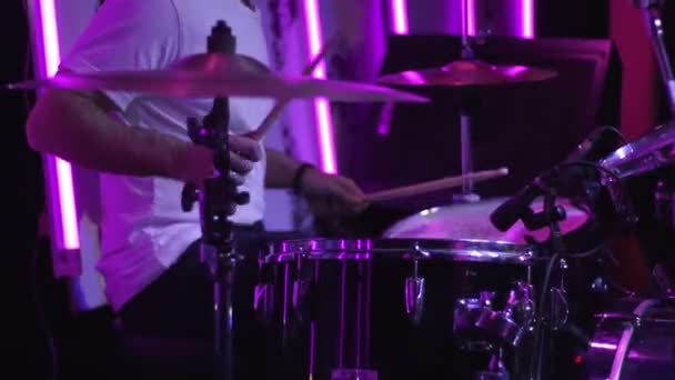 Batterista uomo suonare musica su batteria kit sul palco concerto a performance — Video Stock