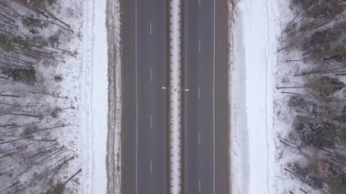 Kış otoyol havadan görünümü üzerinde araba trafik. Otomobil ve kamyon sürüş kış yolda