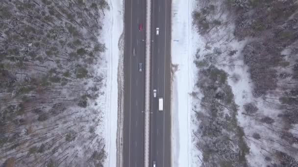 Winterverkehr auf verschneiten Autobahnen aus der Luft. Autos fahren auf Schneesturm-Straße — Stockvideo