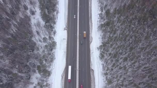 Auto antény krajina na zimní silnici přes zasněžený les. — Stock video