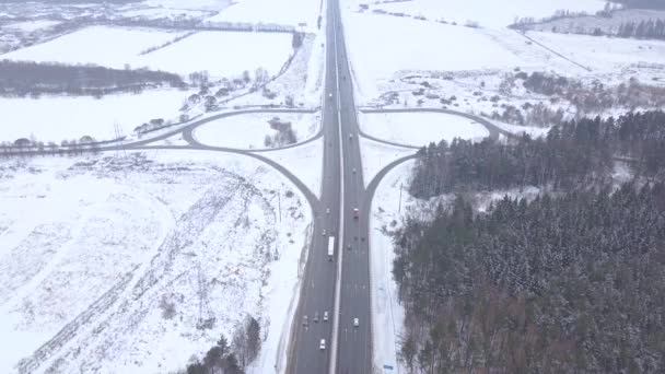 Tráfico de coches en el cruce de carreteras en la carretera de invierno vista aérea — Vídeos de Stock