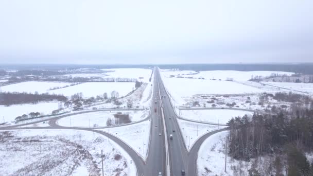 Panoramatický pohled z létající dron automobilové dopravy na zimní silnici — Stock video