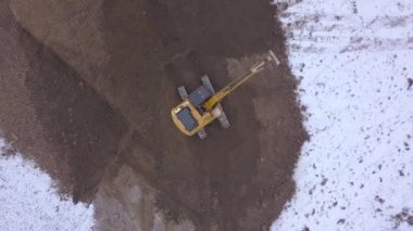 Havadan görünümü Paletli ekskavatör inşaat alanı karlı zeminde kazma