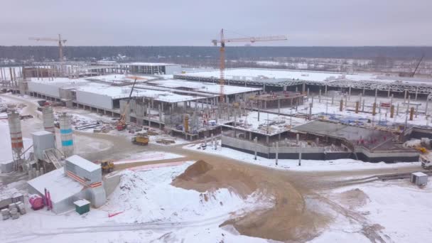 Muldenkipper und Betonmischer auf Industriegelände bei Winterbaustelle — Stockvideo