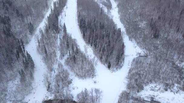 Kayak ve snowboard kış tatil kayak yamacında dron görünümü kış — Stok video