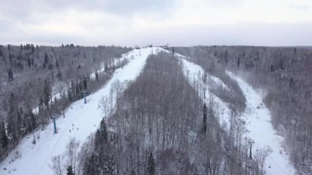 Invierno snowboard y esquí en la pista de montaña en la estación de esquí vista superior . — Vídeos de Stock