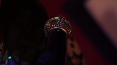 Adam mikrofon konser sahnede performans sırasında şarkıcı ve müzik. Yüz adam vokalist ve mikrofon müzik konser kapatın.