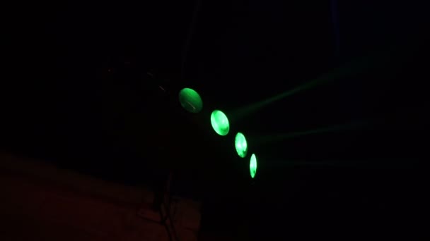 Φώτα πολύχρωμα ray και εξοπλισμός φωτισμού στο νυχτερινό κέντρο κοντινό πλάνο. Χρώμα φωτισμού και εφέ στη σκηνή συναυλία. Φώτα φόντο σε νυχτερινό κέντρο. — Αρχείο Βίντεο