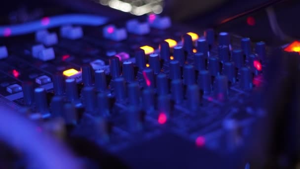 Dj Mikser oyuncu ve müzik parti için ses konsolunu kapatın. DJ Kumanda müzik konsolu ve renkli ışık gece kulübünde. DJ panel ve karıştırma güverte. — Stok video