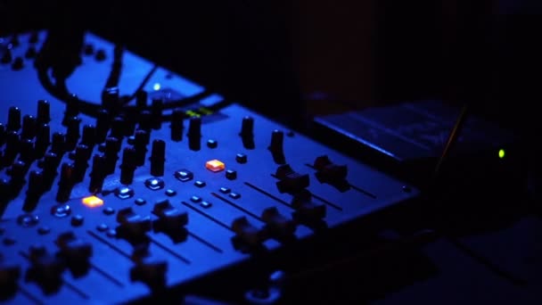 DJ-controller voor het mixen van muziek op de partij van de nacht en kleurrijk licht in disco club. Close-up van Dj mixer speler en geluid console voor disco party. Disc jockey console en mengen dek met kleurrijke verlichting. — Stockvideo