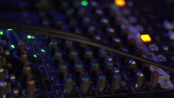 Peralatan DJ profesional untuk mixing dan merekam musik di pesta dansa di klub malam. Tutup peralatan audio dan kontrol DJ konsol musik dengan warna-warni cahaya di klub malam . — Stok Video