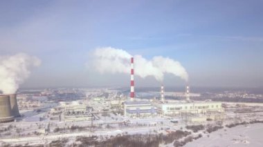 Havadan görünümü yasaktır baca Santrali üzerinde şehir manzarası üzerinde. Emisyon termal tesisi modern şehir dron görünümünde kazan borudan duman.