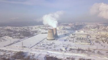 Kış dron görünümünde ve fabrika baca sigara. Hava manzara kazan borusu endüstriyel duman. Termik santral baca havadan görünümü sigara ile.