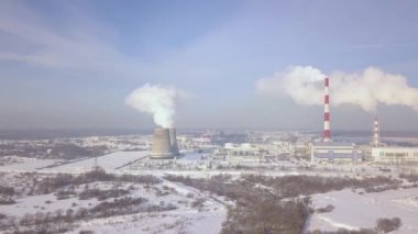 Duman yığınlar ve kazan boruları santral hava manzara üzerinde. Kış manzara beyaz modern şehir Kimya fabrikasını üzerinde endüstriyel borudan duman.