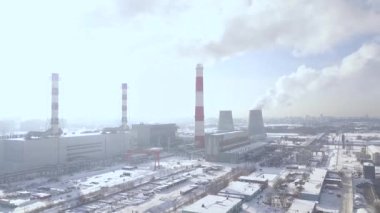 Endüstriyel manzara yasaktır baca güç fabrika modern şehir dron görünümünde. Santral havadan görünümü sanayi boruları emisyon duman.