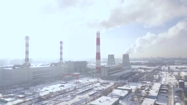 工业景观烟烟囱在电力厂的现代城市无人机视图。电厂架空管道烟气排放研究. — 图库视频影像