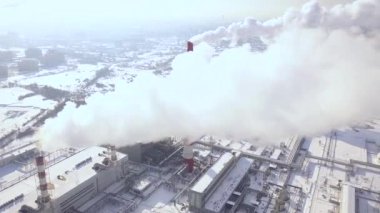Kazan boruları ısıtma tesisi City uçağı duman bulutları uçan görüntüleyin. Baca Santrali modern şehir hava görünümünde üzerinde sigara. Endüstriyel boru emisyon duman.
