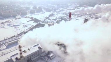 Hava dron duman bulutları Endüstriyel boru City kimyasal bitki üzerinde uçan çekim. Baca ısı tesisi modern şehir dron görünümünde sigara. Kazan boruları duman emisyon.
