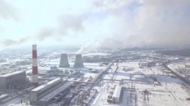 Endüstriyel fabrika ve kış şehir dron Bacada yasaktır görüntüleyin. Santral havadan görünümü sanayi boruları emisyon duman. Yukarıdan yasaktır kazan boruları görüntülemek.