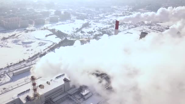Fusillade aérienne à partir de nuages de fumée de drones volants à partir de tuyaux industriels sur une usine chimique en ville. Cheminée fumeur sur heting plant dans la ville moderne vue sur drone. Émissions de fumée provenant des tuyaux de chaudière . — Video